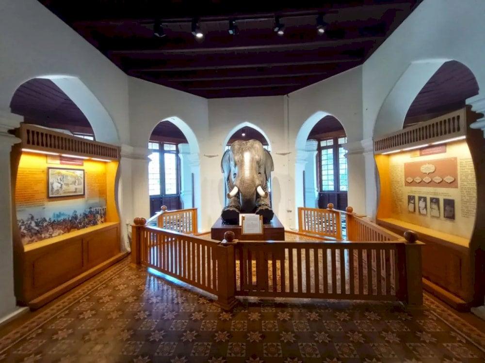 The museum is an ideal place for history enthusiasts to learn about the Kochi kingdom's rich heritage and the lifestyle of the local royalty